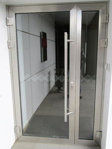 Двери распашные входные алюминиевые KMD 70 Украина